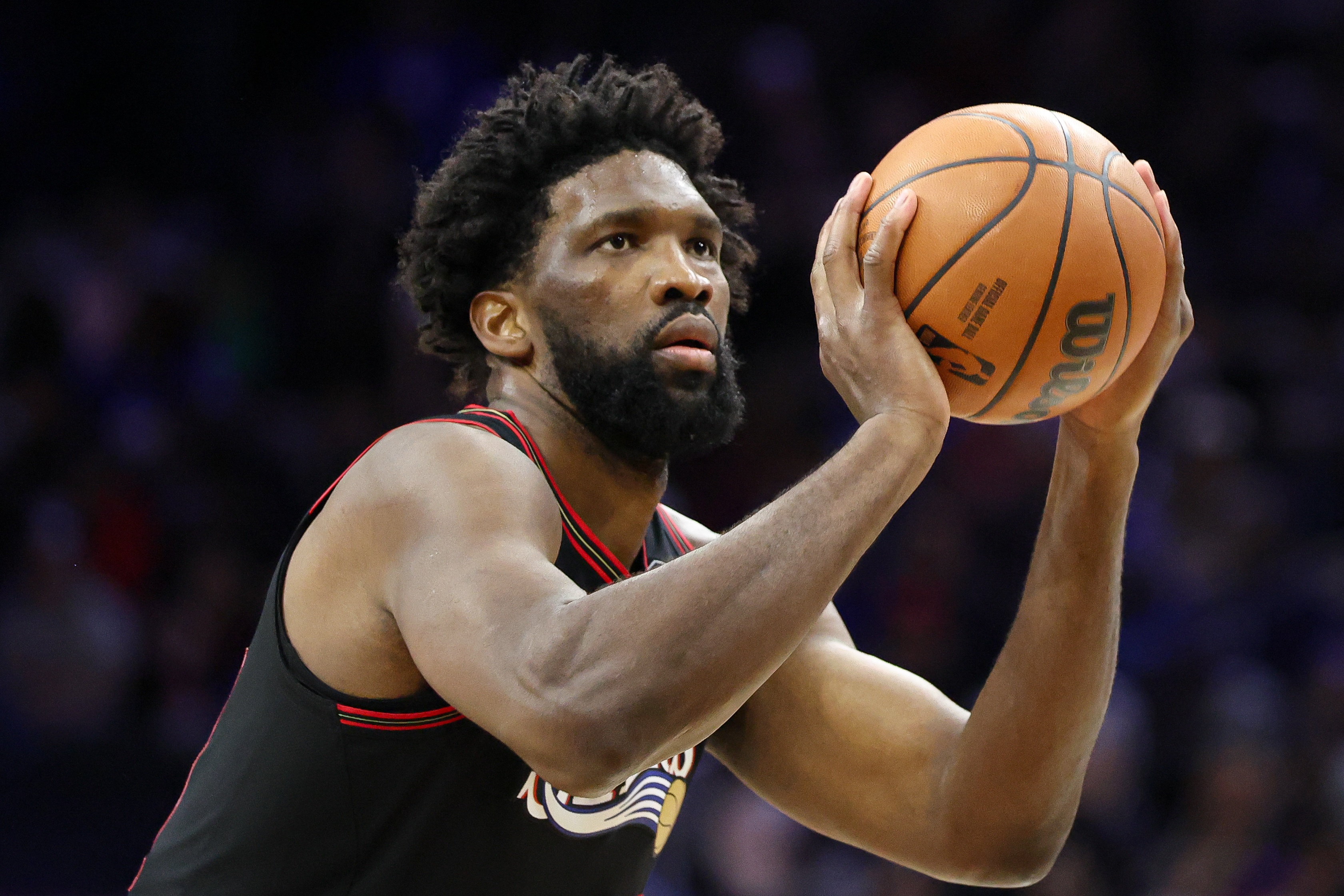 刚猛！恩比德接球起飞 无视防守半转身单臂暴力灌筐